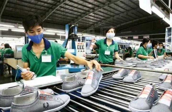 1. Áo hai dây bản mảnh: Áo hai dây bản mảnh tuy nhiên là một trong những mẫu áo khó