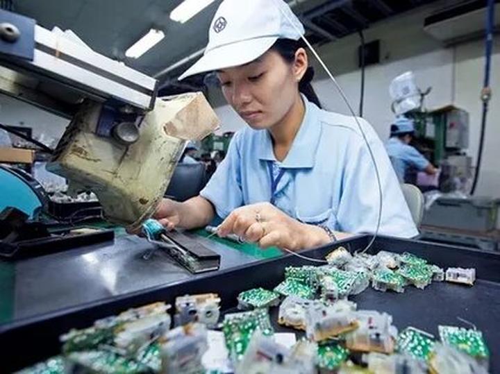 Hotspot Matrix và 2 kiểu áo hot nhất hè này: Giá chưa đến 100k mà giúp vóc dáng thon thả