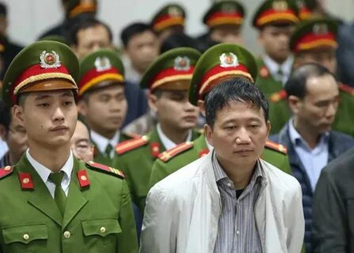 Nội dung: Mùa hè đang đầy vui vẻ với những xu hướng mới, và Huda Ice Twist đang chinh